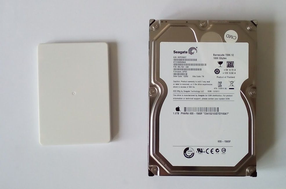 Un SSD à coté d'un disque dur à plateau 3.5 pouces